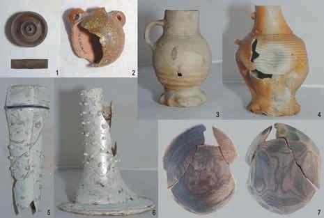 Stare Miasto 4 Naczynia ceramiczne, szklane i drewniane wydobyte z latryny, XV w. dwa drewniane budynki, oddzielające część frontową od tylnej 2.