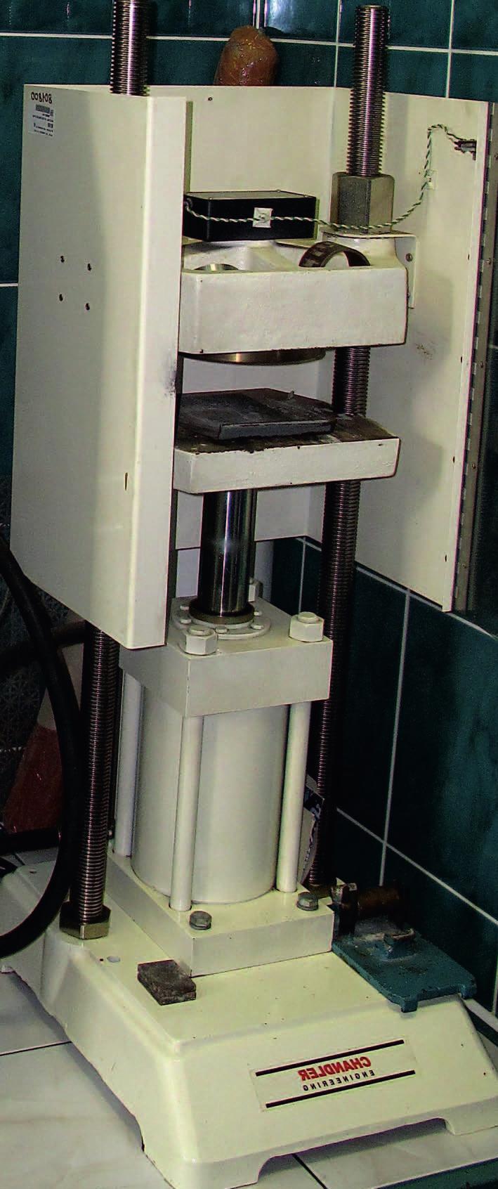 czasie trzech próbek (rdzeni) umieszczonych w urządzeniu. Wydatek tłoczenia płuczki dobiera się indywidualnie, w zależności od wymagań.