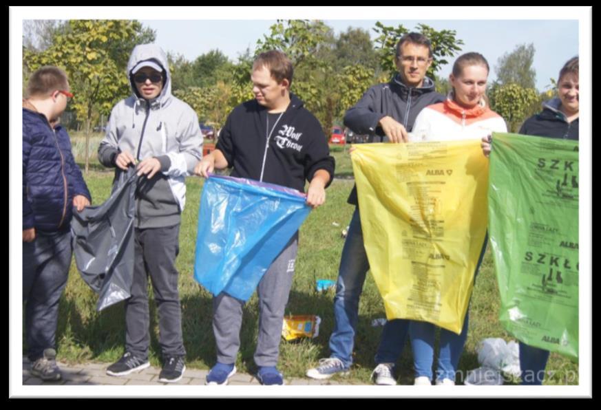 25 AKCJA SPRZĄTANIE ŚWIATA POLSKA. Jak co roku w październiku wzięliśmy udział w akcji sprzątania świata w tym roku pod hasłem AKCJA- SEGREGACJA! 2 X WIĘCEJ, 2 X CZYŚCIEJ.