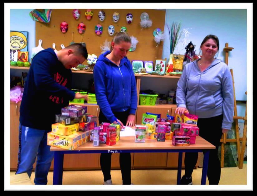 AKCJA SPOŁECZNA,, KROMKA CHLEBA - W tym roku szkolnym na przełomie października i listopada wolontariat Caritas organizował zbiórkę herbat dla Noclegowni, Domów Pomocy Społecznej, Domów