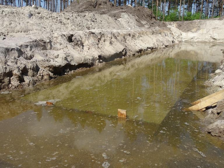Zalana konstrukcja. Zjawisko przebicia hydraulicznego w związku z brakiem oznaczenia zw.w.g. ustabilizowanego w trakcie badań podłoża. 10.