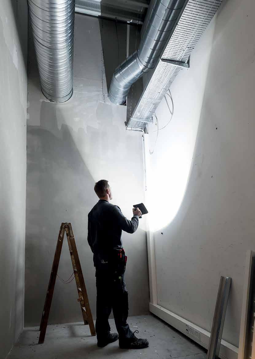 Zasilana akumulatorowo lampa robocza LED o całkowitej mocy do 1500 lumenów Niezwykle smukła i kompaktowa budowa