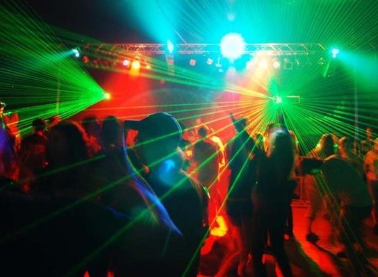 spektakl z użyciem laserów, świateł czy dymu.