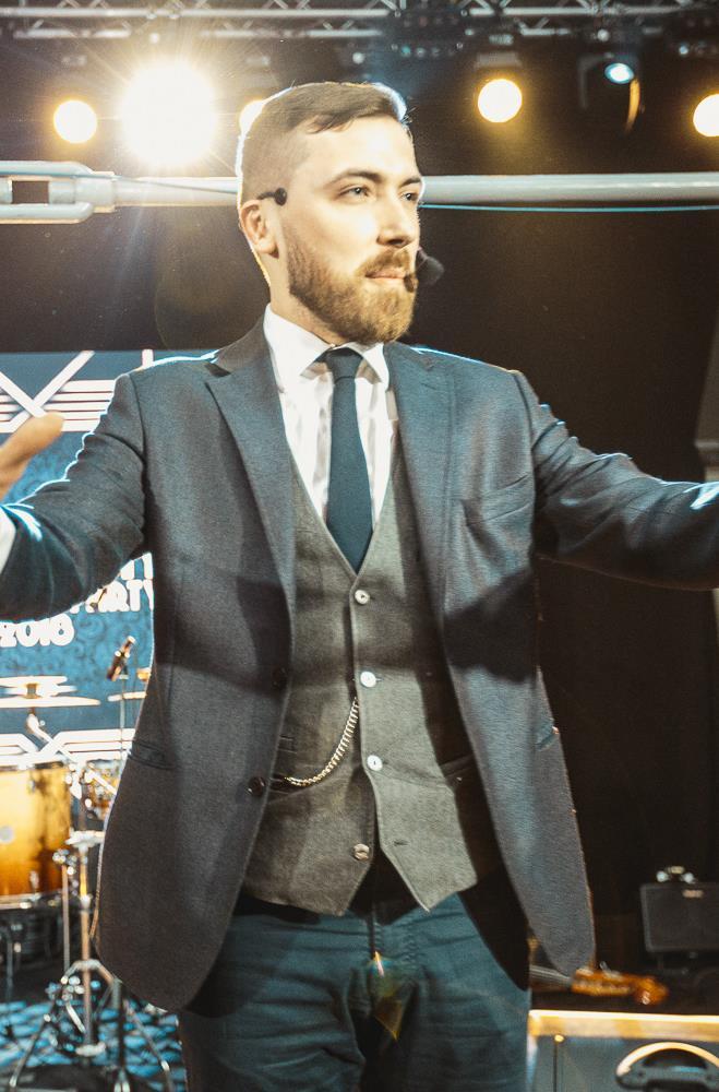 modny jazz, na parkiecie tańczą