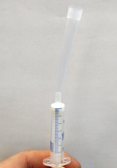 laboratoryjnym obejmującym syntezę peptydu na nośniku stałym. Wszelkie prace wykonujemy pod wyciągiem. W celu umieszczenia określonej porcji żywicy w reaktorku strzykawkowym (Rys.