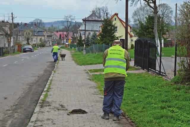 066,06 zł; - rozebrano stare fundamenty, utwardzono plac kostką betonową, tworząc miejsce pod altanę w Sołectwie Bieganów 6 466,55 zł; - zdemontowano starą wiatę azbestową, zutylizowano azbest oraz