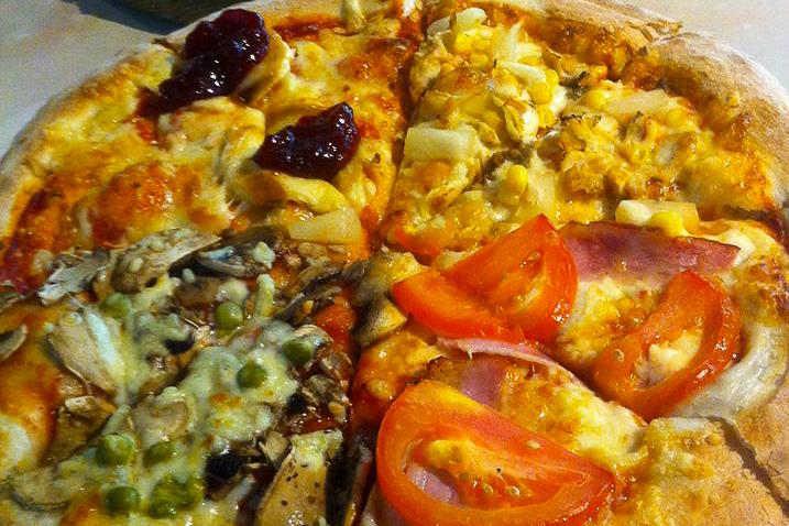 Pizza ze staropolską gościnnością! Pizzeria Biesiadowo to doskonała propozycja na nadchodzące chłodne dni ale nie tylko. Lokal serwuje pizzę... ale za to jaką!