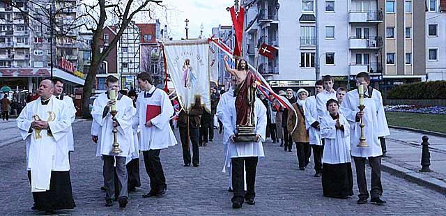 Procesja rezurekcyjna Chrześcijanie całemu światu (tym, którzy pozostali w domach) ogłaszają radosną wieść: możecie już otrzeć swoje łzy, śmierci już nie ma.