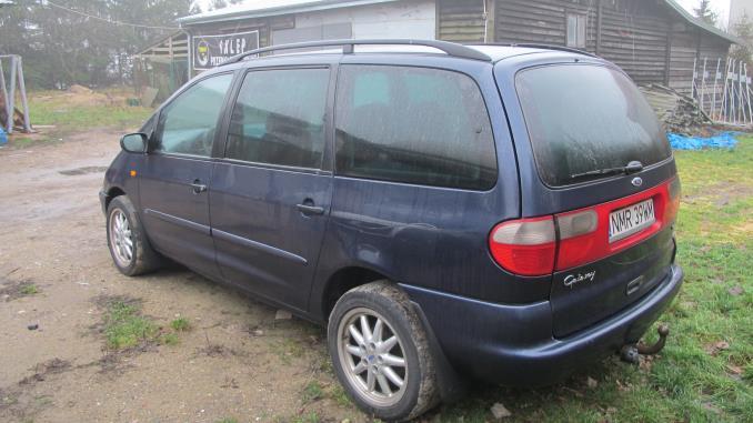 pasażera, radioodtwarzacz kasetowy, relingi dachowe, skrzynia biegów manualna 5- biegowa, szyby drzwi przednich regulowane elektrycznie, szyby barwione, szyby tylne przyciemniane, światła p/mgielne