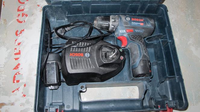 21 Marka BOSCH Typ GSR 12V-15 Średnica uchwytu 10 mm Obroty max 1300 obr/min Nr seryjny 701030555