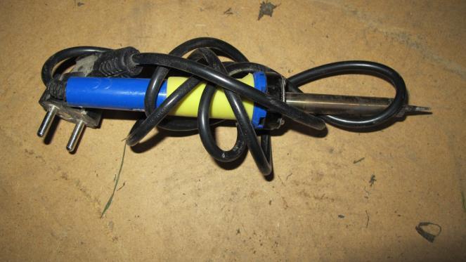 22 Marka SOLDERING Zasilanie 220-240 V, 50 Hz, 30 W Lutownica jest kompletna i sprawna.