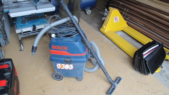 seryjny 604000256 Zasilanie ~ 230 V, 50/60 Hz, 1200 W Ciężar 11,8 kg Odkurzacz jest kompletny i sprawny.