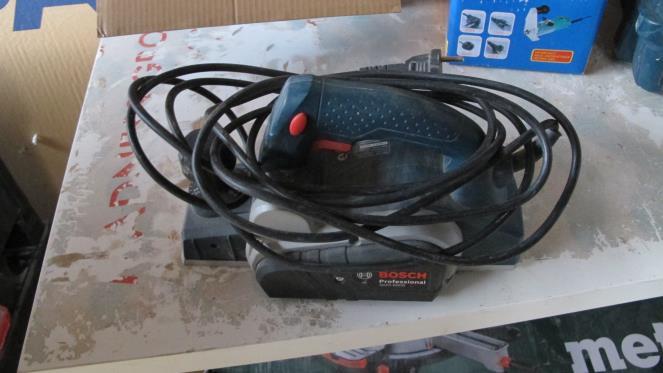 220-240 V, 50-60 Hz, 650 W Strug jest kompletny i sprawny.