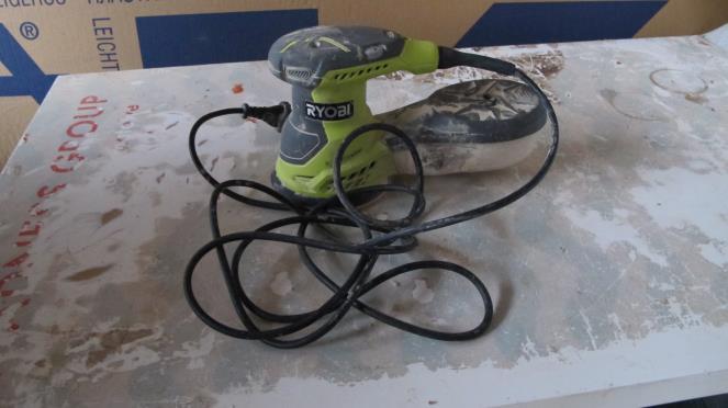 10 mm Obroty max 1300 obr/min Nr seryjny Zasilanie akumulatorowe 14,4 V, 65 W