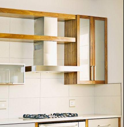 (Strefy kuchenne w kuchni w kształcie "L") Zabudowa kuchenna od podłogi do sufitu przytłoczy małą kuchnię.
