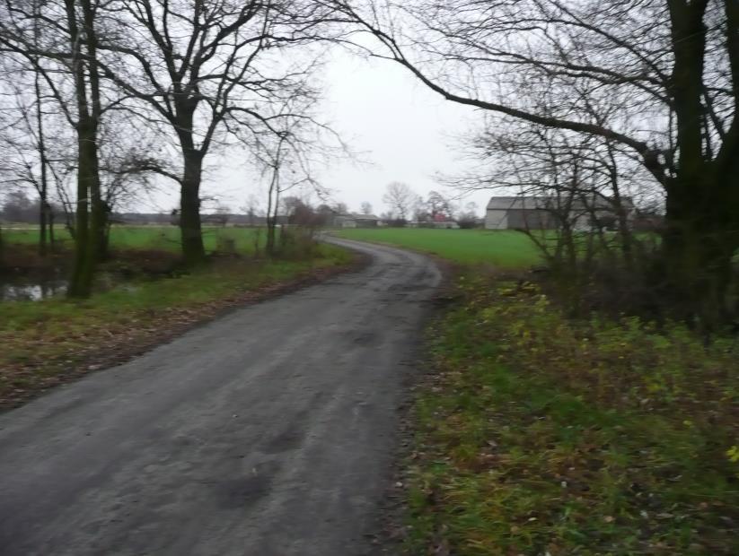 Koniec drogi na skrzyżowaniu z droga gminną o nawierzchni bitumicznej w km 1 + 850. Droga obsługuje ruch lokalny.