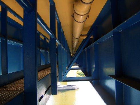 Przy projektowaniu odwodnienia obiektów mostowych przyjmuje się do obliczeń, że na jeden wpust nie powinno przypadać więcej niż 400 m 2 odwadnianej powierzchni z uwzględnieniem wartości pochyleń