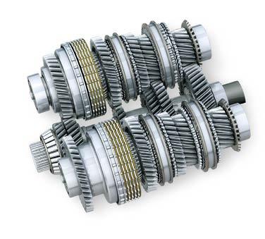 23 DIRECTDRIVE ZAAWANSOWANE ROZWIĄZANIE TECHNICZNE Z PODWÓJNYM SPRZĘGŁEM DirectDrive jest ośmiobiegową, trzyzakresową przekładnią, zaprojektowaną i skonstruowaną przez firmę John Deere specjalnie dla