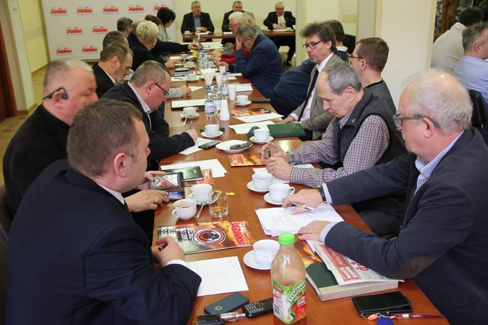 Aby skorzystać ze zwolnienia od pracy pracownica nie musi brać zwolnienia lekarskiego. Pracodawca powinien udzielić zwolnienia na podstawie wniosku pracownicy.