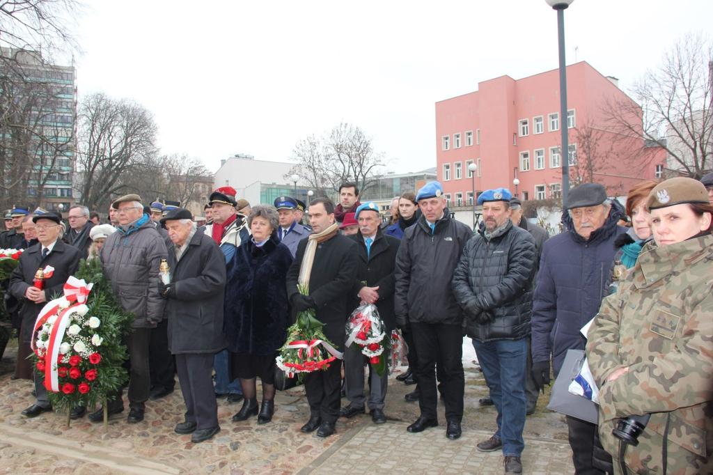 Uroczyste uczczenie pamięci zmarłych i pomordowanych na zesłaniu rozpoczęło się od Mszy św. w kościele pw.