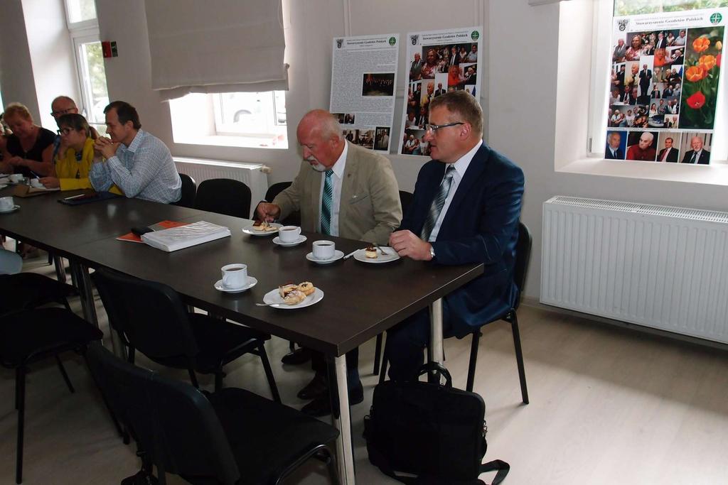 około dziewięćdziesięciu uczestników.