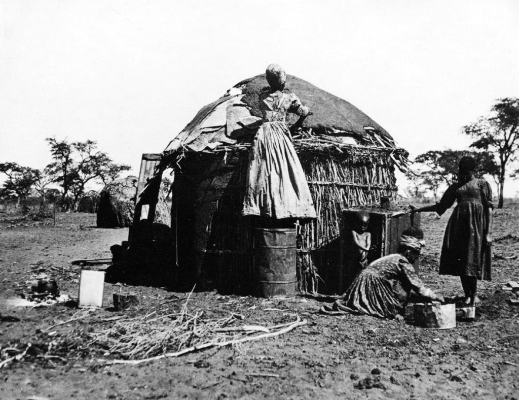 NIEZNANE FOTOGRAFIE ROMANA STOPY Fot. 4. Kobiety Herero. Afryka Południowo-Zachodnia (tereny pogranicza obecnej Namibii i Botswany), 1935 rok. Fotografia z kolekcji prof. Romana Stopy.
