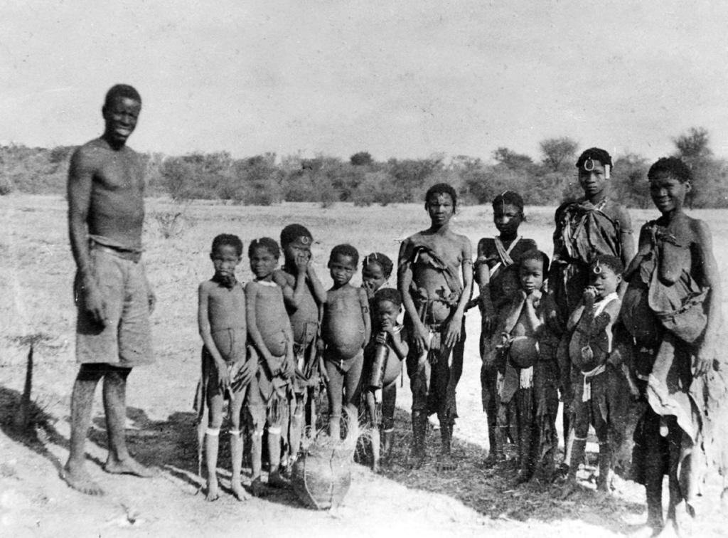 JACEK KUKUCZKA Fot. 5. Kobiety i dzieci Sanów (Buszmenów) oraz mężczyzna Bantu. Afryka Południowo-Zachodnia (tereny pogranicza obecnej Namibii i Botswany), 1935 rok. Fotografia z kolekcji prof.