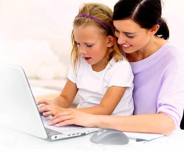 Drogi rodzicu! Rozmawiaj z dzieckiem o cyberprzemocy i ucz, jak zachować się w takiej sytuacji. Przestrzegaj przed krzywdzeniem innych za pomocą telefonu czy komputera.