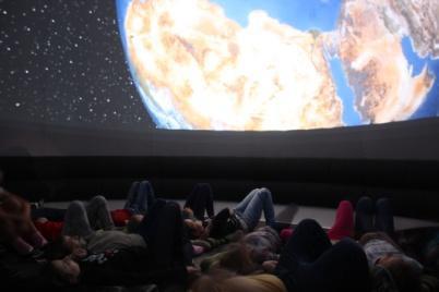 Przenośne planetarium o średnicy 6 m, które umożliwia wyświetlanie filmów w technice fulldome.