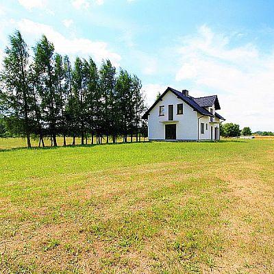 jednorodzinnych usytuowanym na jego obrzeżach w sąsiedztwie lasu w miejscowości