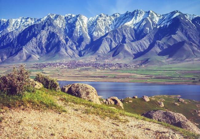 UZBEKISTAN Uzbekistan (Republika Uzbekistanu) państwo położone w Azji Środkowej, członek Wspólnoty Niepodległych Państw, jest krajem podwójnie śródlądowym, bez dostępu do morza.