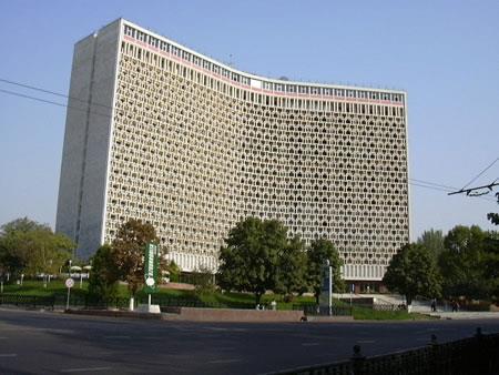 HOTEL UZBEKISTAN 4* Hotel Uzbekistan położony jest centralnie, w samym sercu Taszkientu, zaledwie 100 metrów od placu Emira Timura ( Amir Temur), gdzie znajduje się