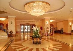 Hotel Uzbekistan dysponuje klimatyzowanymi, klasycznie urządzonymi pokojami oraz apartamentami.