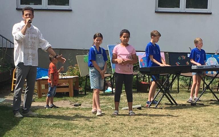 Dnia 16 czerwca w Przedszkolu Dziecięcy Raj odbył się Festyn Rodzinny o tematyce ekologicznej. Dzieci, wspólnie z nauczycielami przygotowały muzyczne występy oraz wiele innych atrakcji.