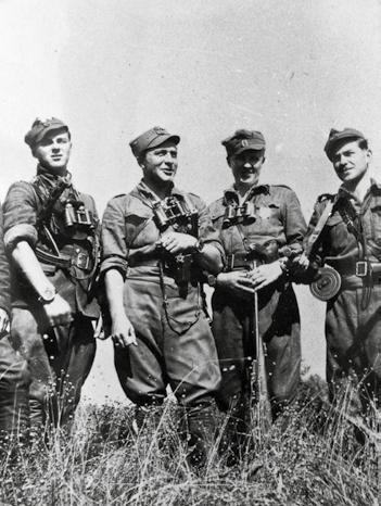 ppor. Kazimierz Chmielowski Rekin, kpt. Romuald Rajs Bury, ppor. Mikołaj Kuroczkin Leśny, sierż. Józef Bandzo Jastrząb lato 1945r. (zbiory IPN) komenda główna «NZW» poleciła wsie te spalić.