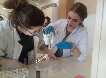 4. WYDZIAŁ INŻYNIERII PRODUKCJI I TECHNOLOGII MATERIAŁÓW Temat nr 1 : Chemia nie taka straszna czyli doświadczenia w laboratorium chemicznym W ramach zajęć wykonywane będą doświadczenia chemiczne,