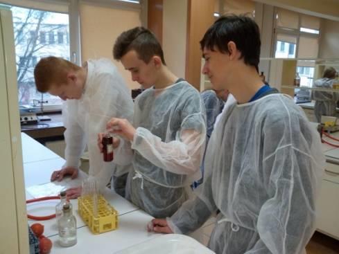 Uczestnicy mają możliwość poszerzyć i ugruntować swoją wiedzę z zakresu chemii, poznać nowoczesną aparaturę i metody badawcze oraz zdobyć doświadczenie w prowadzeniu prac laboratoryjnych.