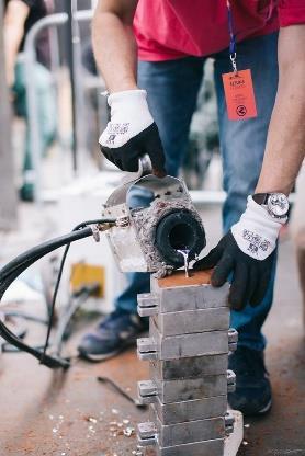 z techniką unoszenia i topienia stopów metali za pomocą sił elektromagnetycznych.