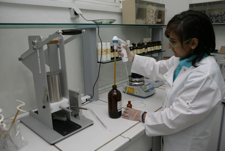 Syrop: syrop jest lepkim roztworem 66% czystego cukru w wodzie (np. czysty syrop) 