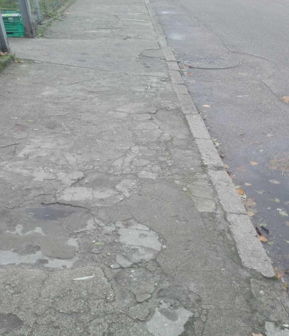 Stan drogi i chodnika przy zejście na Nabrzeże