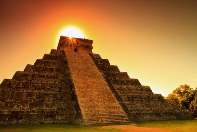 in. Piramida Kukulkana, największe w Ameryce prehiszpańskie Boisko do Gry w Piłkę, Świątynię Tysiąca Kolumn, Świątynia Jaguara, Wojowników i