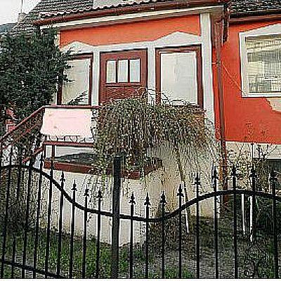 dwa bliźniaki domów gościnnych nad morzem w miejscowości Międzyzdroje.