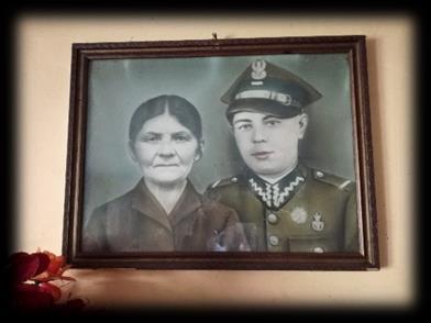 Na zdjęciu obok Franciszka Ostasz i jej brat- Józef. Zdjęcie wykonane w czasach wojny.