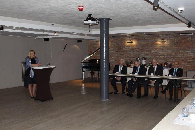 Starostwa, jak i powiatowych jednostek organizacyjnych, w tym nauczycieli, w tym roku zostały przekazane placówkom fundusze na nagrody dla nauczycieli oraz pracowników administracji i obsługi.