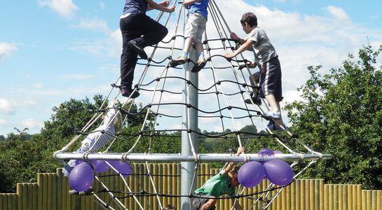 montowane na fundamentach betonowych jak poniżej lub o takich samych funkcjach kreatywnych, odkrywczych, . 5.