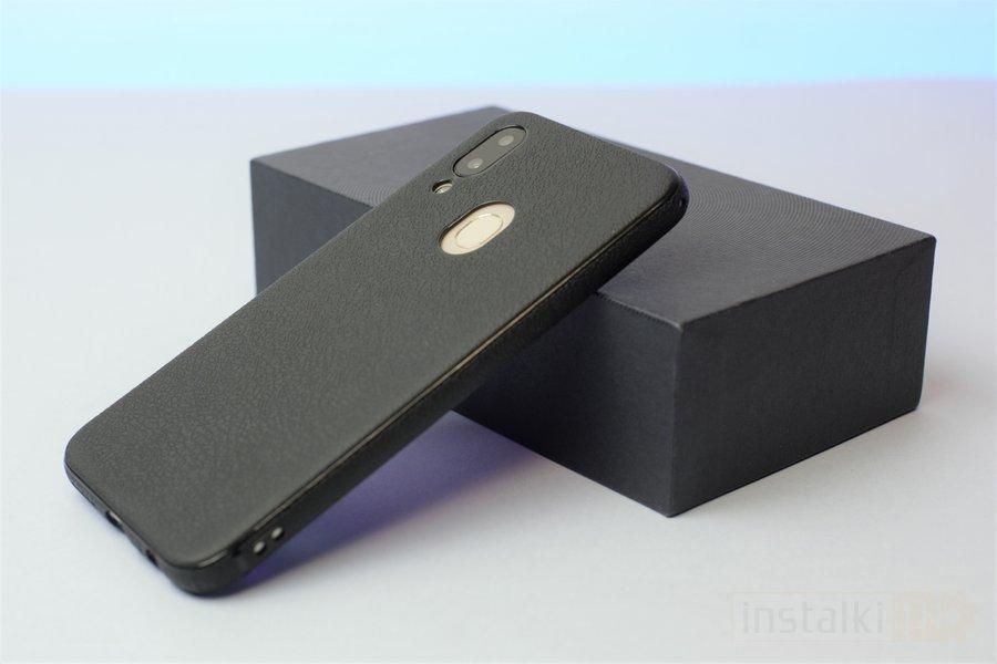 Naprawdę miłe jest to, że producent daje użytkownikowi smartfon z naklejoną na ekran folią oraz prostym, eleganckim gumowym etui.