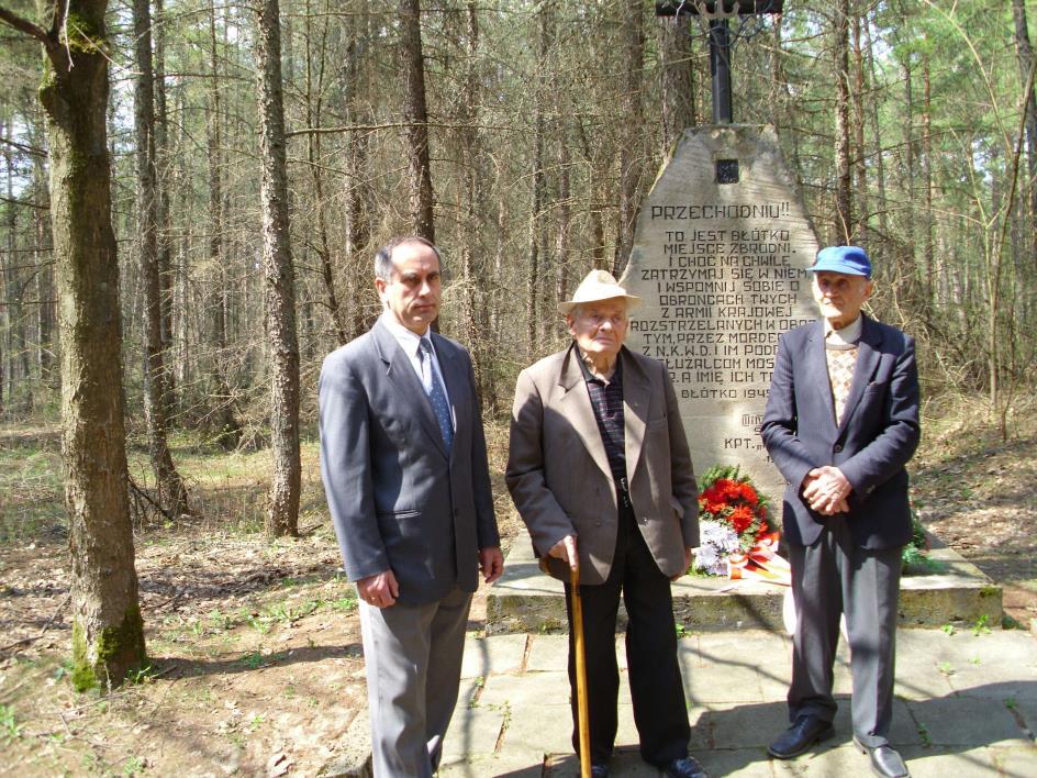 zameldował stan więźniów. W celi był mały stolik, na którym leżały dwie książeczki do modlitwy.