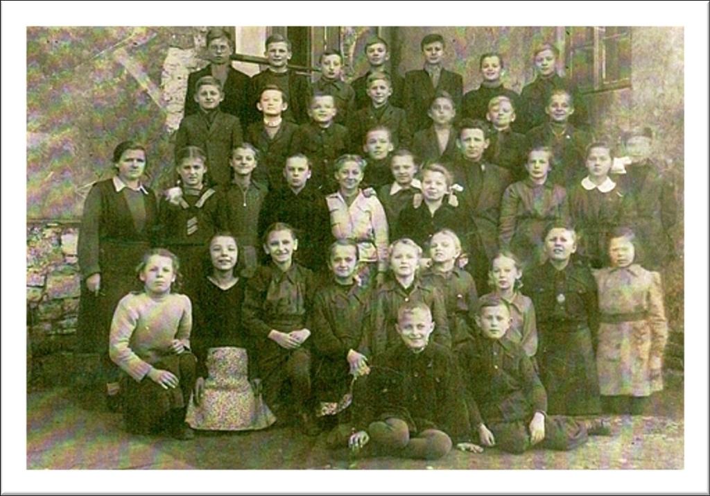 bibliotekę obnośną, nazywaną również "plecakową". Do 1920 roku nasza szkoła była najprawdopodobniej trzyklasowa a następnie czteroklasowa.