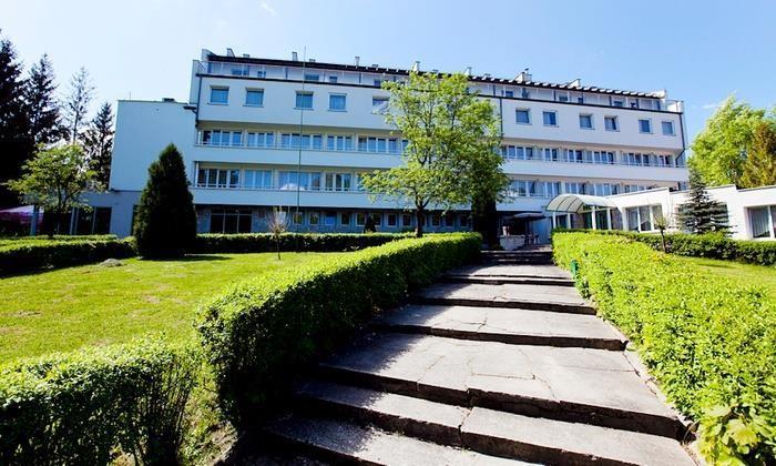 ZAKWATEROWANIE Hotel Ameliówka to jeden z najpiękniej położonych obiektów turystyczno konferencyjnych w Górach Świętokrzyskich. Ameliówka położona jest na zboczu Góry Dąbrówki.