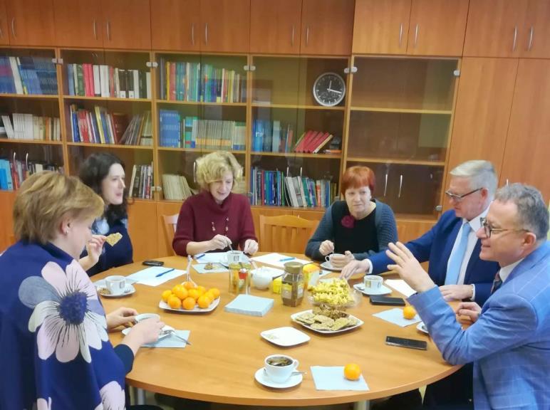 Oznacza to że wszystkie przedmioty są w nich wykładane w języku